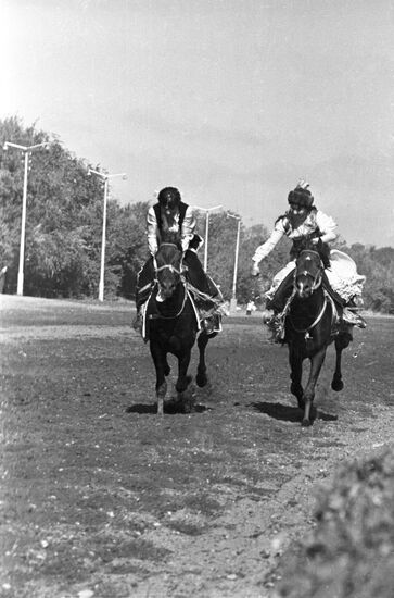 Kyz Kuumai horse-riding game
