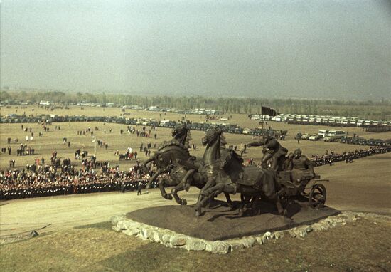 Monument to machine-gun cart in Kakhovka