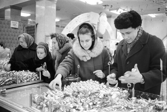 Muscovites buy Christmas tree decorations