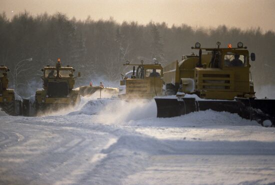 Clearing runway at Sheremetyevo 2 International Airport