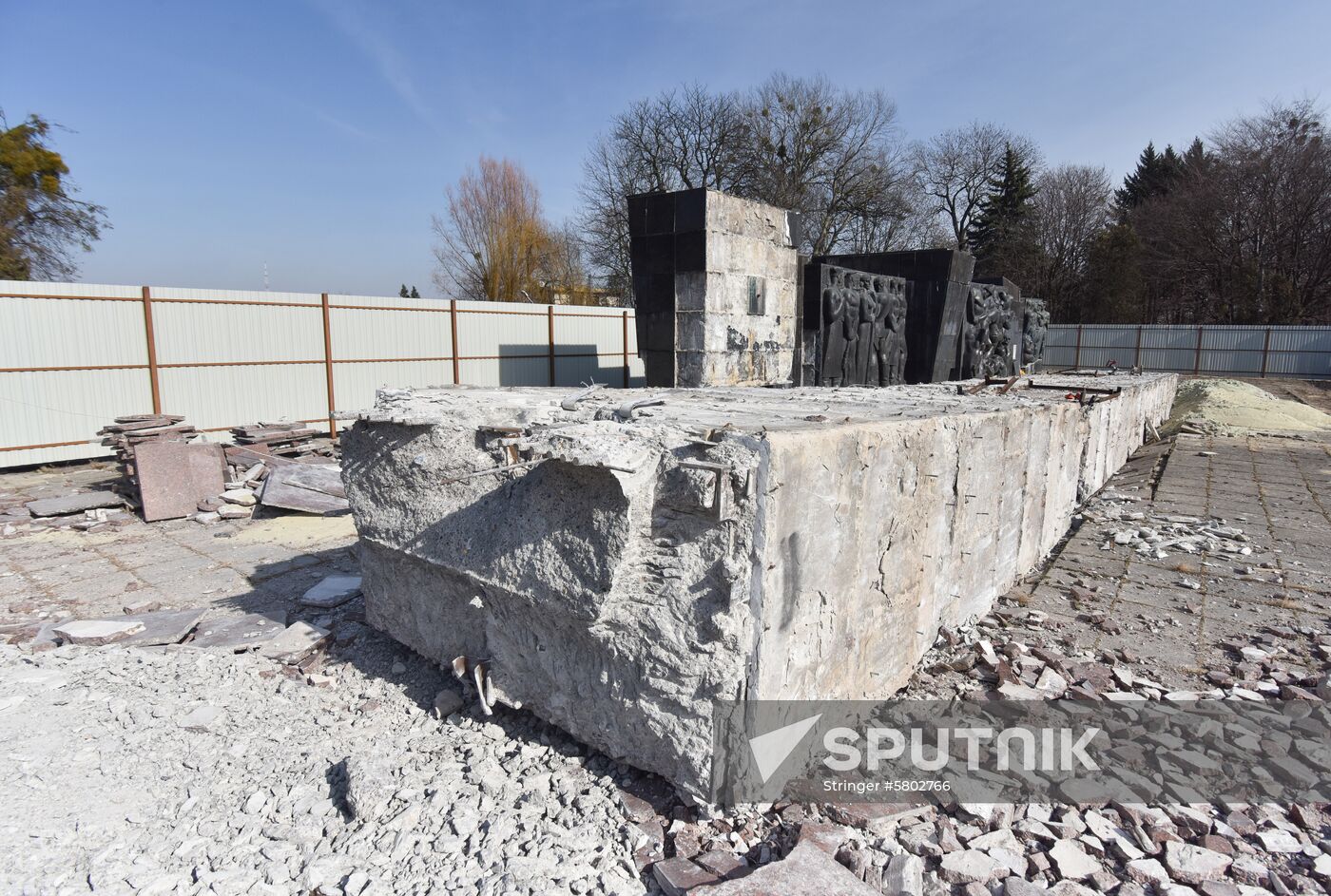 Ukraine Soviet Monument Dismantling