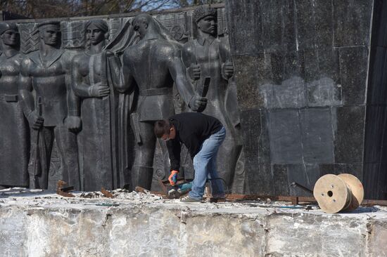 Ukraine Soviet Monument Dismantling