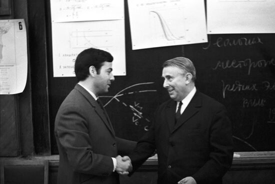 Syrian postgraduate student Visek Rasul-Aga and Soviet scientist Vsevolod Fedynsky