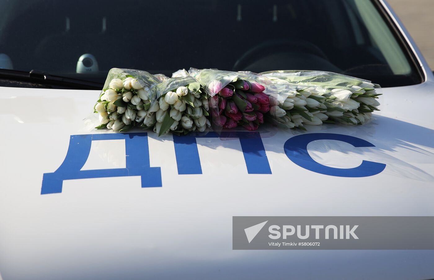 Traffic police congratulate women on International Women's Day