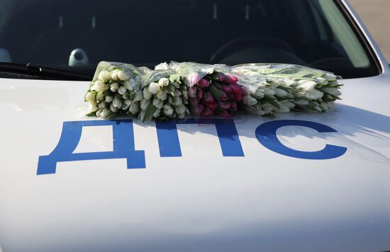 Traffic police congratulate women on International Women's Day