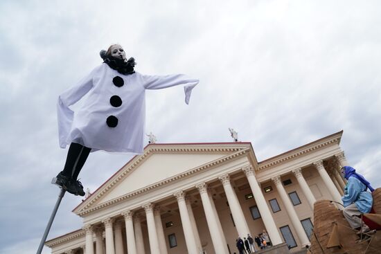 Russia Street Theatre Parade