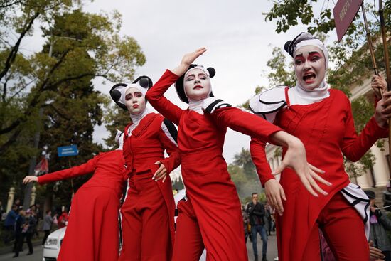 Russia Street Theatre Parade