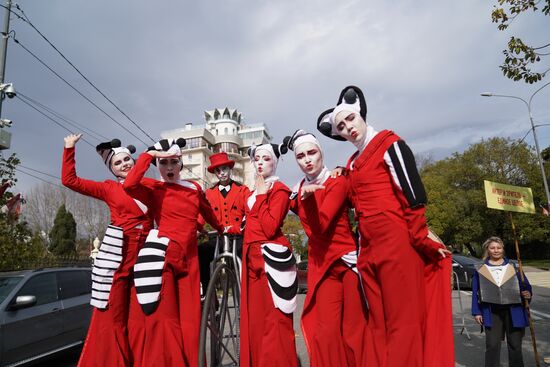 Russia Street Theatre Parade