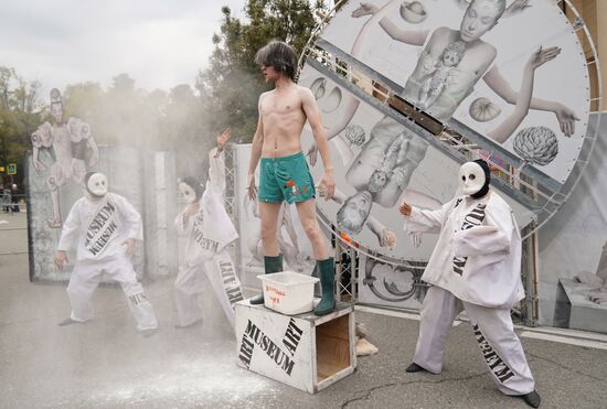 Russia Street Theatre Parade