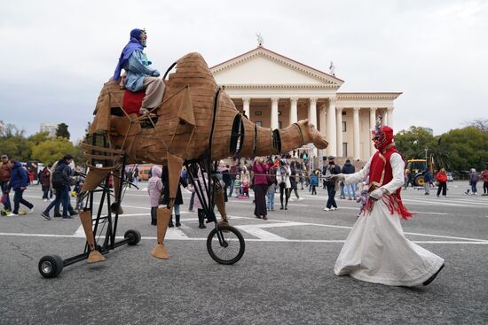 Russia Street Theatre Parade