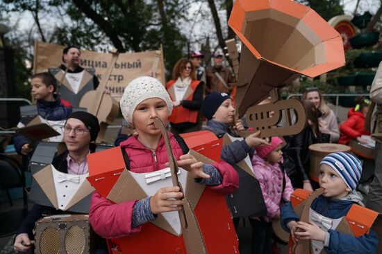 Russia Street Theatre Parade