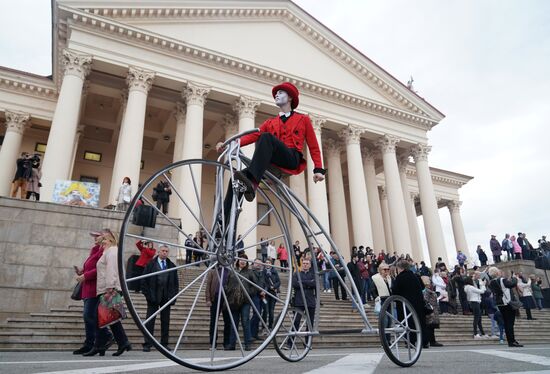Russia Street Theatre Parade