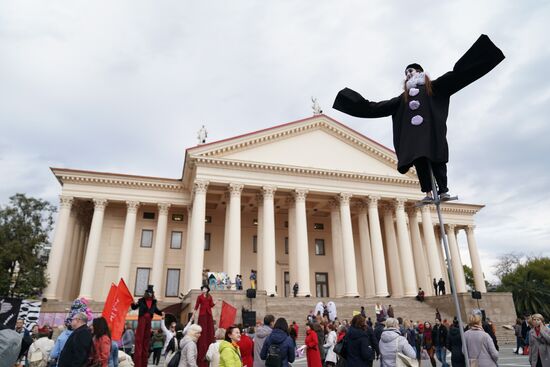 Russia Street Theatre Parade