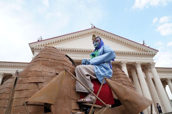 Russia Street Theatre Parade