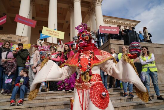 Russia Street Theatre Parade