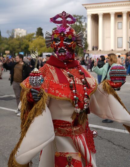 Russia Street Theatre Parade