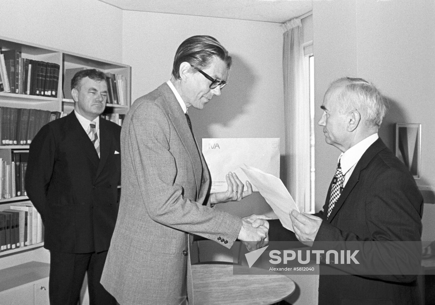 Academician Leonid Vereshchagin and professor Gunnar Hambraeus