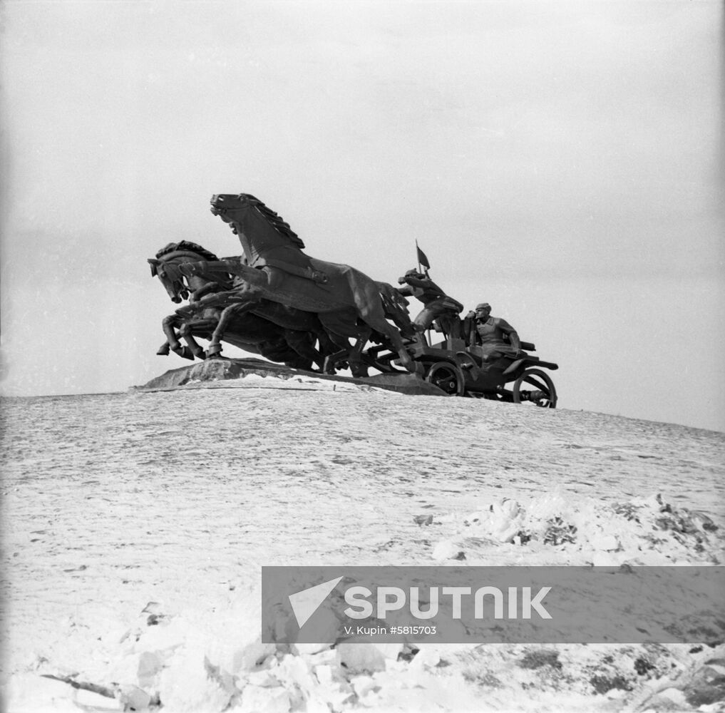 Legendary Machine Gun cart monument