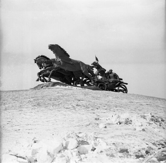 Legendary Machine Gun cart monument
