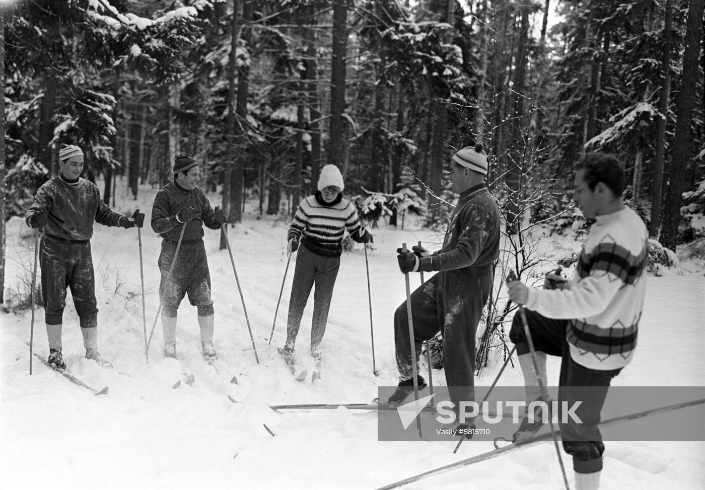 Soviet pilots-cosmonauts out skiing