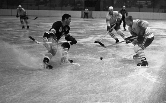 Friendly ice hockey match between national teams of USSR and United States