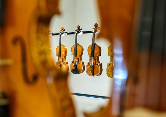 Russia Violin Exhibition