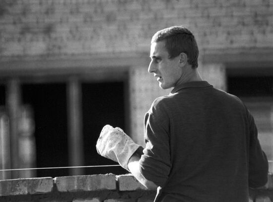 Bricklayer Pavel Svirak from Kakhovka