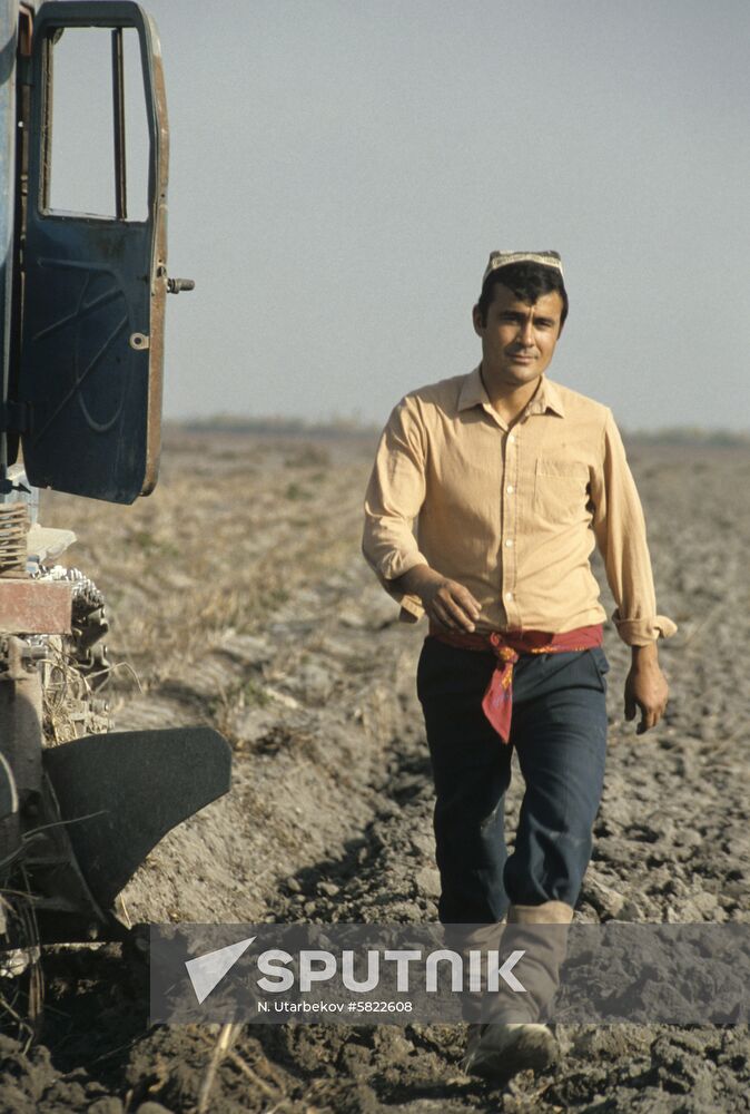 Cotton-growing brigade foreman Khalmomat Makhmarasunov