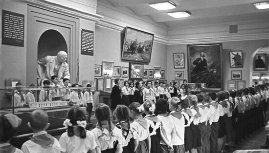 Young pioneers at Kirghiz State Historical Museum