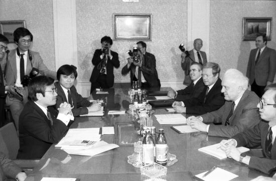 Eduard Shevardnadze meets with Eitaro Itoyama