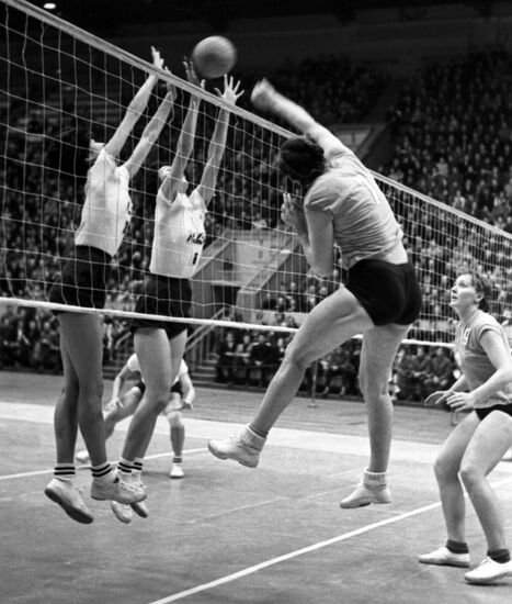 Volleyball match between USSR and Japan
