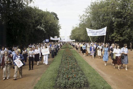 Muscovites and Americans' anti-military protest