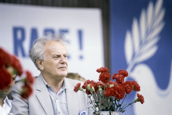 Muscovites and Americans' anti-military protest