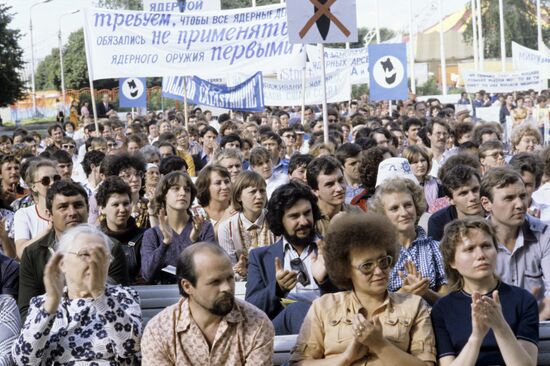 Muscovites and Americans' anti-military protest