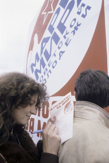 I Vote for Peace anti-war rally
