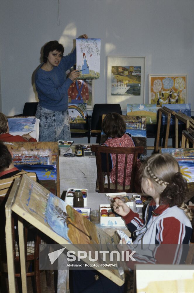 Merry Pencil painting studio