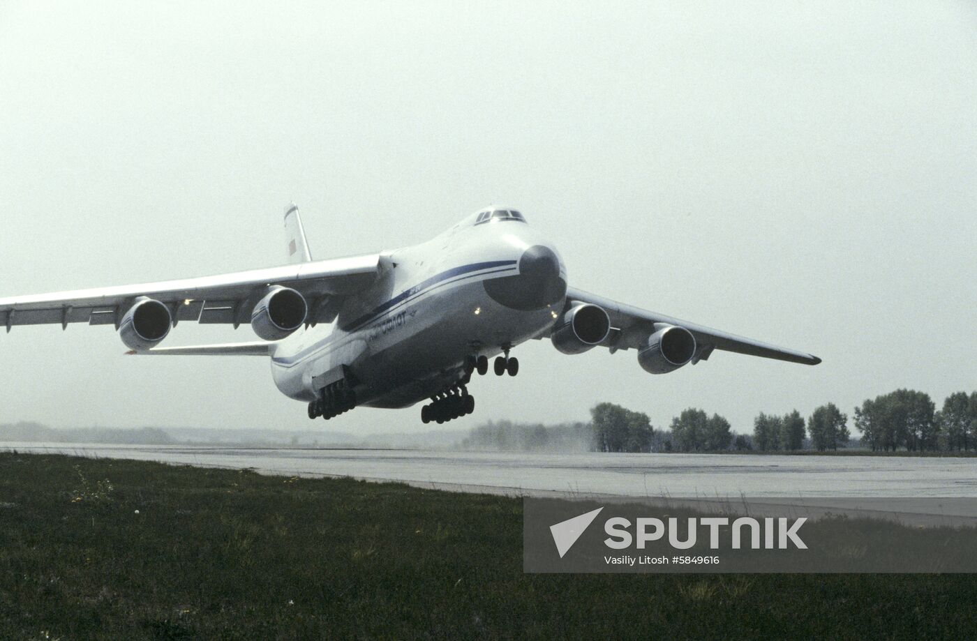 Antonov An-124 transport aircraft