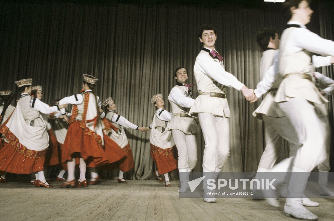 Sprigulitis folk dance group