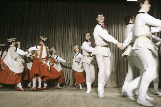 Sprigulitis folk dance group