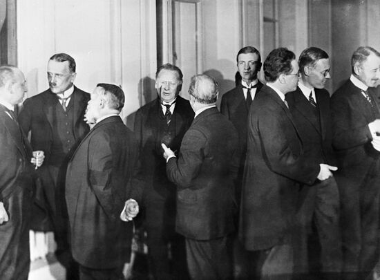 Signing Soviet-German commercial treaty