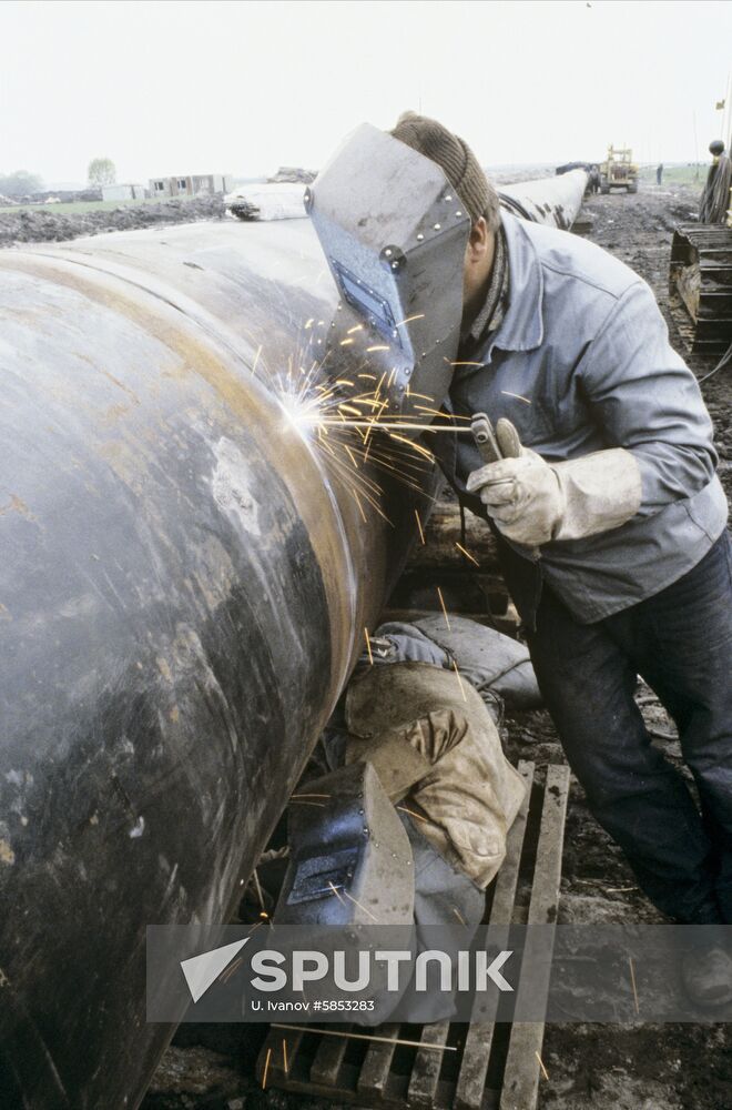 Building Kobrin-Brest-Warsaw gas pipeline
