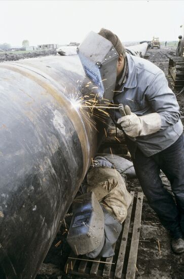 Building Kobrin-Brest-Warsaw gas pipeline