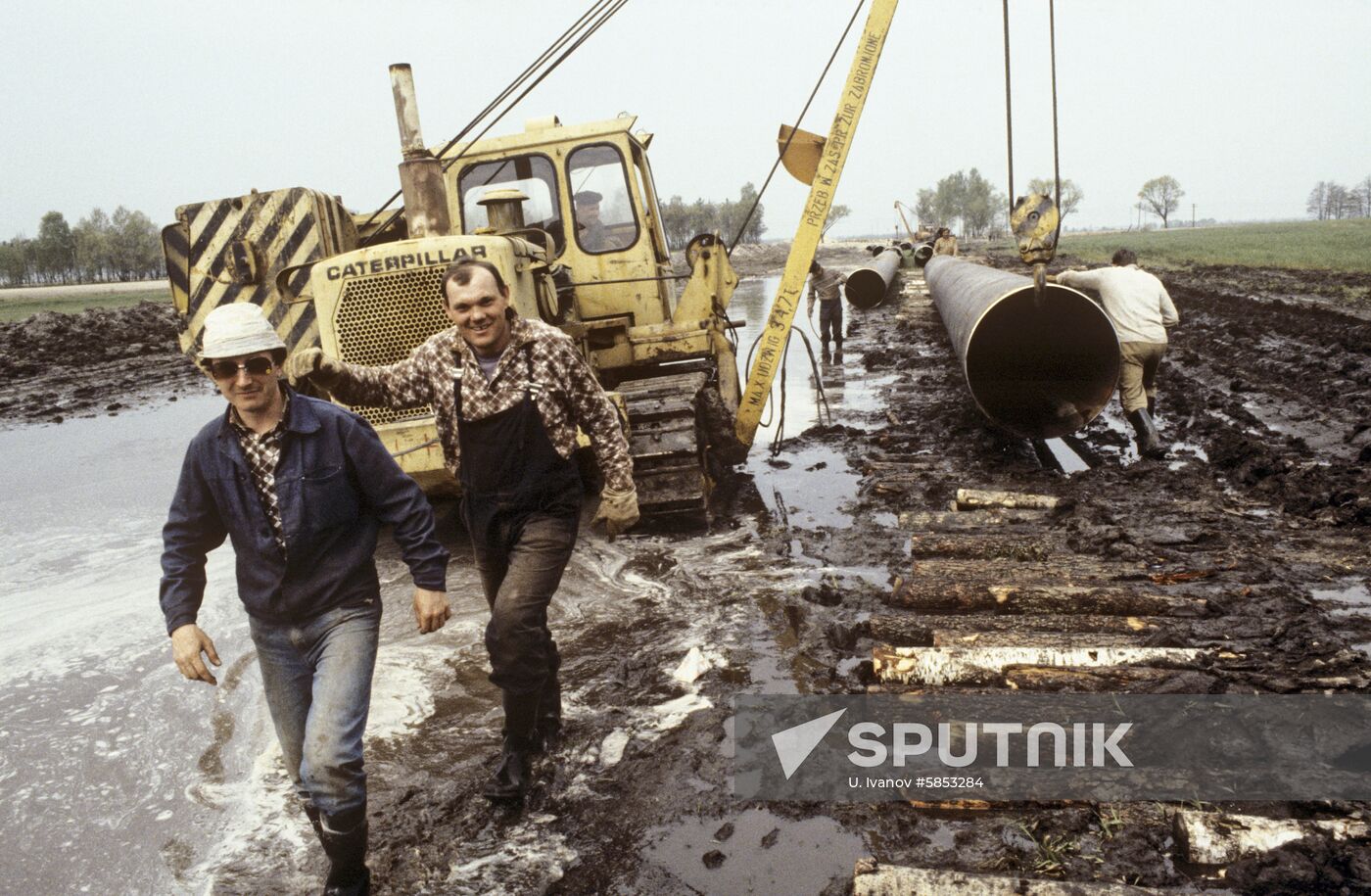 Building Kobrin-Brest-Warsaw gas pipeline