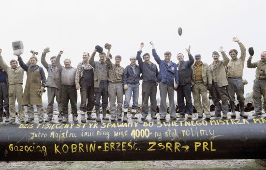Building Kobrin-Brest-Warsaw gas pipeline