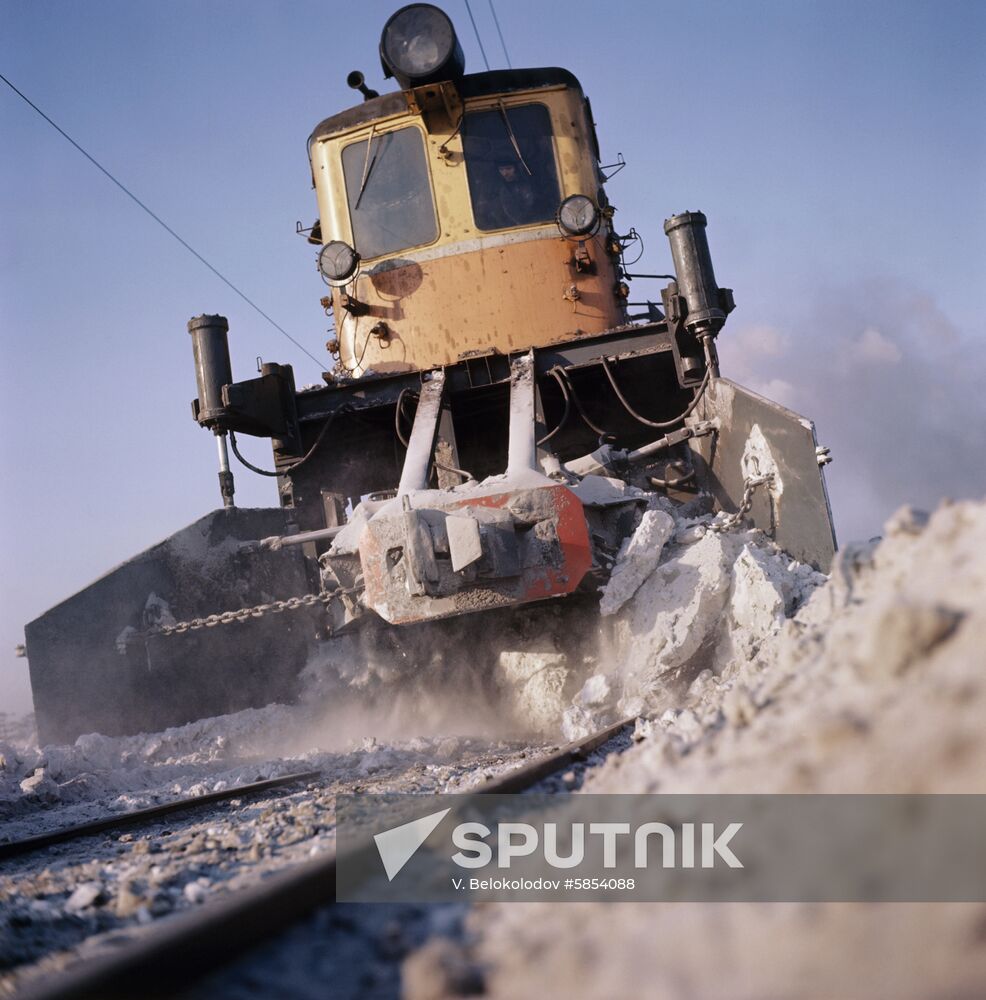 SM-2 self-propelled railway snow plow