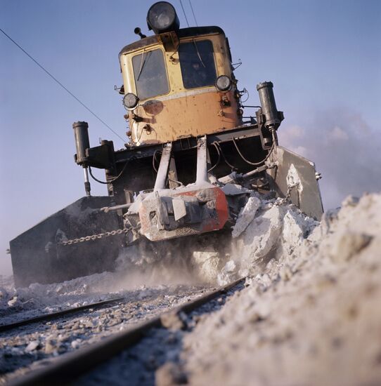 SM-2 self-propelled railway snow plow