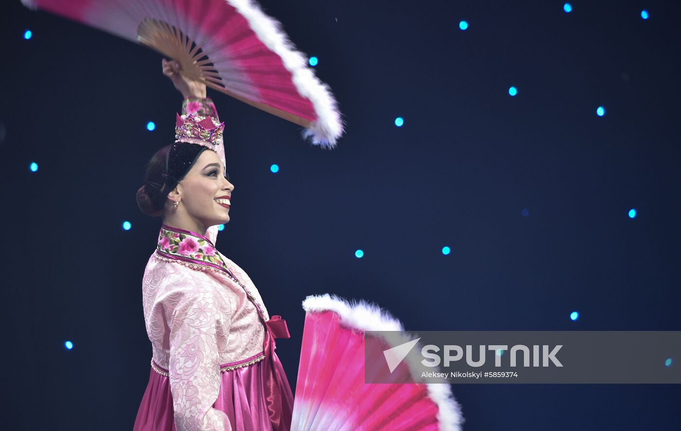 Artists perform during a reception after talks between Russian President Vladimir Putin and North Korean leader Kim Jong Un at the Far Eastern Federal University campus on Russky Island in Vladivostok, Russia.
Location: Russia, Vladivostok. Author: Aleksey Nikolskyi/Sputnik. Russia North Korea