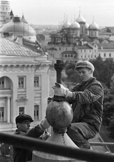 Cleaning the domes on Moscow Kremlin churches