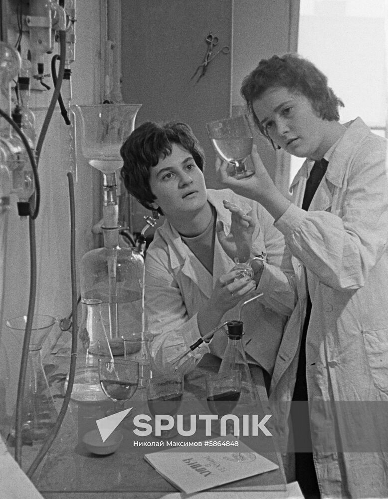 Chemistry lesson in Moscow School No. 196