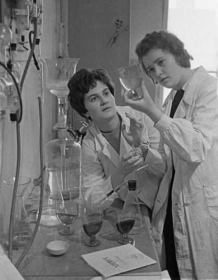 Chemistry lesson in Moscow School No. 196